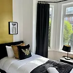 Large Five Bedroom With Parking, Sleeps 11! Casa vacanze