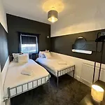 Large Five Bedroom With Parking, Sleeps 11! Manchester
