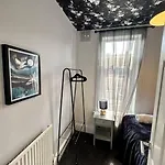 Large Five Bedroom With Parking, Sleeps 11! Casa vacanze