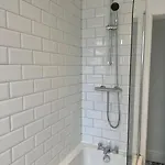 Large Five Bedroom With Parking, Sleeps 11! *