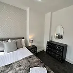 Large Five Bedroom With Parking, Sleeps 11! * Manchester