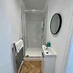 Large Five Bedroom With Parking, Sleeps 11! Manchester