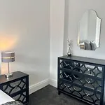 Large Five Bedroom With Parking, Sleeps 11! Manchester