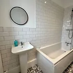 Large Five Bedroom With Parking, Sleeps 11! * Manchester