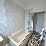 Large Five Bedroom With Parking, Sleeps 11!