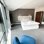 Apartment The Works-fresh 2bed In Centre, Opposite Arndale.