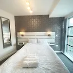 The Works-fresh 2bed In Centre, Opposite Arndale. *