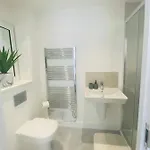 Stylish New Built Pansiyon Manchester