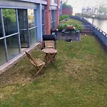 Apartment Luxury 2 Bed On River, Wifi, Parking, Garden