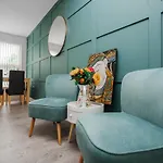 Brimmond Homes: Modern City-center With Parking *