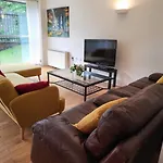 Apartment Luxury 2 Bed On River, Wifi, Parking, Garden