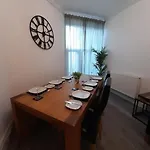 펜션 Chic 5 Double Bedroom House - 15 Min To *