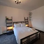Chic 5 Double Bedroom House - 15 Min To *