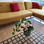 Luxury 2 Bed On River, Wifi, Parking, Garden Apartment *