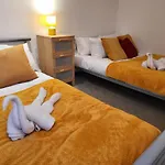 Luxury 2 Bed On River, Wifi, Parking, Garden Manchester