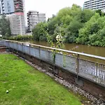 Apartment Luxury 2 Bed On River, Wifi, Parking, Garden *