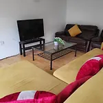 Apartment Luxury 2 Bed On River, Wifi, Parking, Garden Manchester