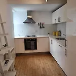 Luxury 2 Bed On River, Wifi, Parking, Garden Apartment *