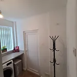 Business Friendly 2br House Sleeps 5, Wi-fi, Workspace & Free Parking Manchester