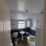 Business Friendly 2br House Sleeps 5, Wi-fi, Workspace & Free Parking *
