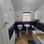Business Friendly 2br House Sleeps 5, Wi-fi, Workspace & Free Parking Prázdninový dům