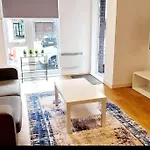 2 Bed Manchaster With Private Entrance *