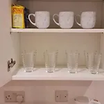 2 Bed Manchaster With Private Entrance Апартаменты