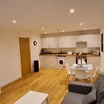 2 Bed Manchaster With Private Entrance *