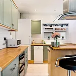 Spacious Near United Stadium - Pass The Keys Manchester