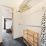 Spacious Near United Stadium - Pass The Keys *