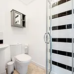 Spacious Near United Stadium - Pass The Keys * Manchester