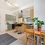 Spacious Near United Stadium - Pass The Keys Prázdninový dům Manchester