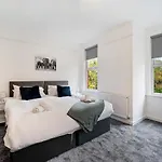 Spacious Near United Stadium - Pass The Keys Manchester