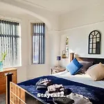 Spacious 6-bed With Large Patio And Free Parking Vakantiehuis