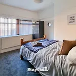 Vakantiehuis Spacious 6-bed With Large Patio And Free Parking