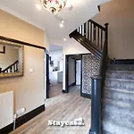 Vakantiehuis Spacious 6-bed With Large Patio And Free Parking *