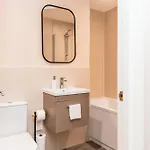 Entire 2 Bedroom And 2 Bathroom In -free Underground Parking *