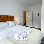 Ashfield Co-living - Private Self-cater بيت ضيافة 3*