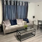 Spacious 2 Double Bedroom Near Centre, Salford Apartment