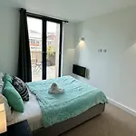 Lux Livin' - Luxury 2 Bed With Sky Garden Daire *