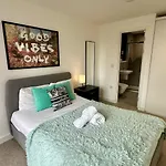 Lux Livin' - Luxury 2 Bed With Sky Garden Daire
