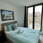 Lux Livin' - Luxury 2 Bed With Sky Garden Daire *