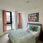 Lux Livin' - Luxury 2 Bed With Sky Garden Daire *