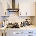 Spacious 6-bed With Large Patio And Free Parking Vakantiehuis