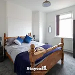 Spacious 6-bed With Large Patio And Free Parking Vakantiehuis