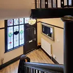 Spacious 6-bed With Large Patio And Free Parking