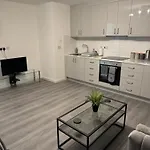 Spacious 2 Double Bedroom Near Centre, Salford Manchester