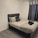 Spacious 2 Double Bedroom Near Centre, Salford