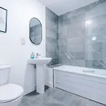 Elm , Collection Of Available Near Media , Free Parking Apartment Manchester