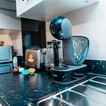 Apartment Entire 2 Bedroom And 2 Bathroom In -free Underground Parking Manchester